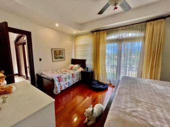 Se vende moderna casa con patio en condominio de Guácima Alajuela 23-1512