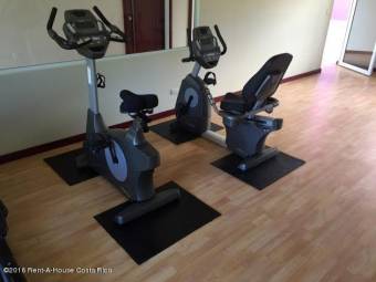 Se vende espacioso apartamento para inversión en San Rafael Escazú 25-692