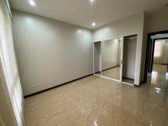 Se vende espacioso apartamento para inversión en San Rafael Escazú 25-692