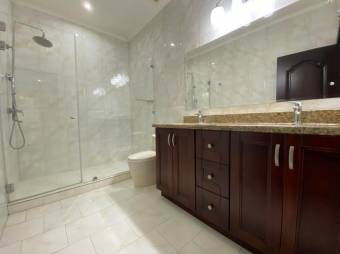 Se vende espacioso apartamento para inversión en San Rafael Escazú 25-692