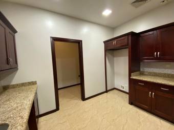 Se vende espacioso apartamento para inversión en San Rafael Escazú 25-692