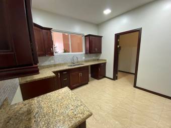 Se vende espacioso apartamento para inversión en San Rafael Escazú 25-692