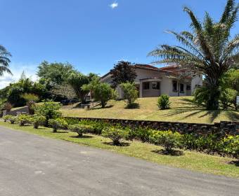 One-story corner house for sale in Ciudad Hacienda Los Reyes, La Guacima.
