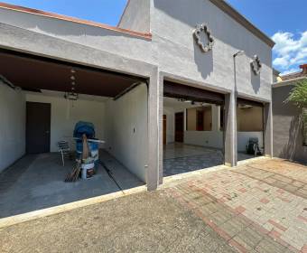 One-story corner house for sale in Ciudad Hacienda Los Reyes, La Guacima.