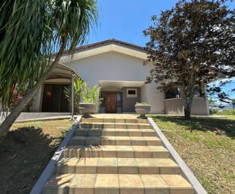 One-story corner house for sale in Ciudad Hacienda Los Reyes, La Guacima.