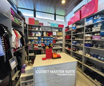 House with 4 bedrooms for sale in the Hacienda Espavel condominium in La Guacima.