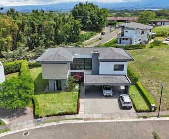 House with 4 bedrooms for sale in the Hacienda Espavel condominium in La Guacima.