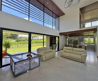 House with 4 bedrooms for sale in the Hacienda Espavel condominium in La Guacima.