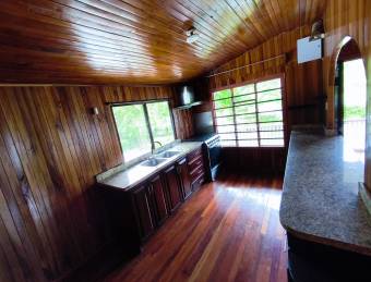 Descubre la Tranquilidad Casa en Volio con Jardín, Árboles Frutales y Aire Fresco.