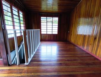 Descubre la Tranquilidad Casa en Volio con Jardín, Árboles Frutales y Aire Fresco.