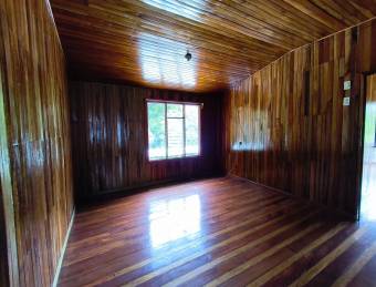 Descubre la Tranquilidad Casa en Volio con Jardín, Árboles Frutales y Aire Fresco.