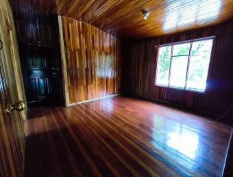 Descubre la Tranquilidad Casa en Volio con Jardín, Árboles Frutales y Aire Fresco.