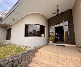 House for sale in Bosques de Doña Rosa Residential Complex, Cariari, Belén.