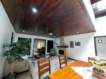 Se vende lujosa casa con uso de suelo mixto en Santo Tomas Heredia 25-1934