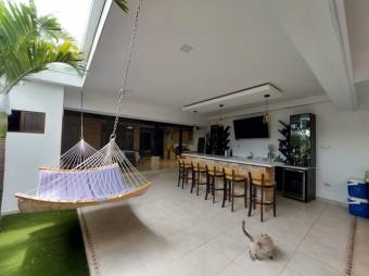 Se vende lujosa casa con uso de suelo mixto en Santo Tomas Heredia 25-1934