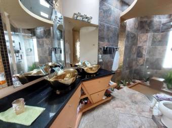 Se vende espaciosa propiedad con 2 casas en San Miguel Heredia 26-280