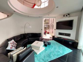 Se vende espaciosa propiedad con 2 casas en San Miguel Heredia 26-280