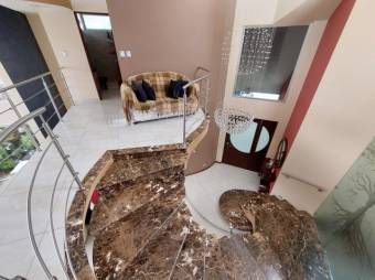 Se vende espaciosa propiedad con 2 casas en San Miguel Heredia 26-280