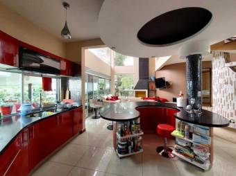 Se vende espaciosa propiedad con 2 casas en San Miguel Heredia 26-280