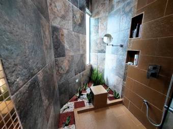 Se vende espaciosa propiedad con 2 casas en San Miguel Heredia 26-280