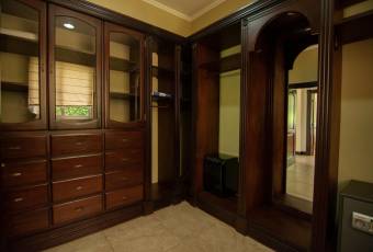 VENTA DE EXCLUSIVA CASA CON PISCINA, SANTA ANA, VILLA REAL  