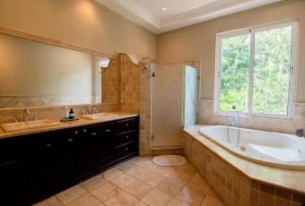 VENTA DE EXCLUSIVA CASA CON PISCINA, SANTA ANA, VILLA REAL  