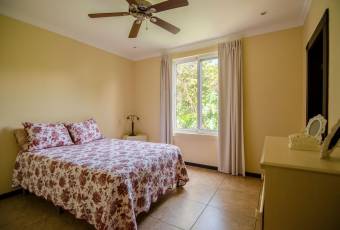 VENTA DE EXCLUSIVA CASA CON PISCINA, SANTA ANA, VILLA REAL  