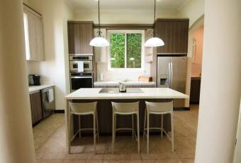 VENTA DE EXCLUSIVA CASA CON PISCINA, SANTA ANA, VILLA REAL  