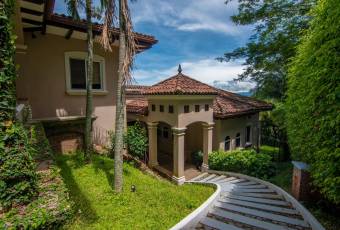 VENTA DE EXCLUSIVA CASA CON PISCINA, SANTA ANA, VILLA REAL  