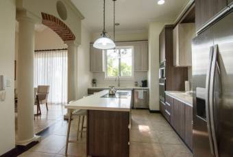 VENTA DE EXCLUSIVA CASA CON PISCINA, SANTA ANA, VILLA REAL  