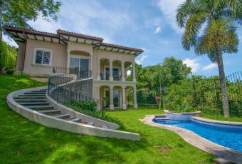 VENTA DE EXCLUSIVA CASA CON PISCINA, SANTA ANA, VILLA REAL  