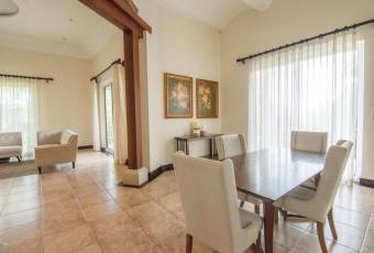 VENTA DE EXCLUSIVA CASA CON PISCINA, SANTA ANA, VILLA REAL  