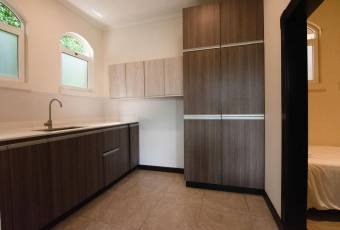 VENTA DE EXCLUSIVA CASA CON PISCINA, SANTA ANA, VILLA REAL  