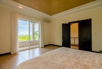 VENTA DE EXCLUSIVA CASA CON PISCINA, SANTA ANA, VILLA REAL  