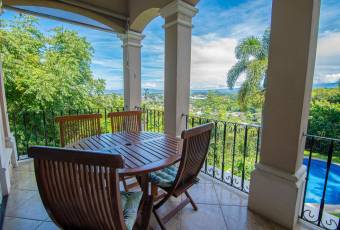 VENTA DE EXCLUSIVA CASA CON PISCINA, SANTA ANA, VILLA REAL  