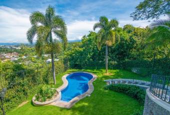 VENTA DE EXCLUSIVA CASA CON PISCINA, SANTA ANA, VILLA REAL  