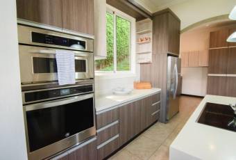 VENTA DE EXCLUSIVA CASA CON PISCINA, SANTA ANA, VILLA REAL  