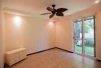 VENTA DE EXCLUSIVA CASA CON PISCINA, SANTA ANA, VILLA REAL  