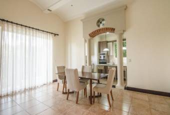 VENTA DE EXCLUSIVA CASA CON PISCINA, SANTA ANA, VILLA REAL  