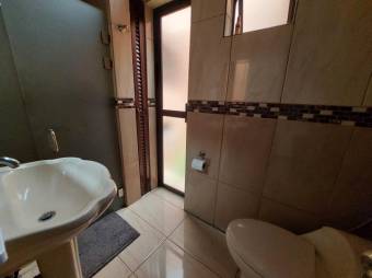 Se vende lujosa casa con uso de suelo mixto en Santo Tomas Heredia 25-1934