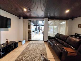 Se vende lujosa casa con uso de suelo mixto en Santo Tomas Heredia 25-1934