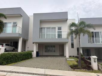 Alquiler de Moderna Casa con Amplias Amenidades en Guachipelín #27-221 GS