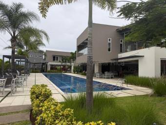 Alquiler de Moderna Casa con Amplias Amenidades en Guachipelín #27-221 GS