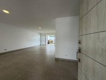 Alquiler de Moderna Casa con Amplias Amenidades en Guachipelín #27-221 GS