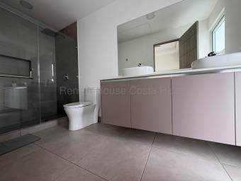 Alquiler de Moderna Casa con Amplias Amenidades en Guachipelín #27-221 GS