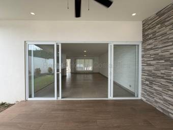 Alquiler de Moderna Casa con Amplias Amenidades en Guachipelín #27-221 GS
