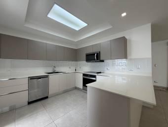 Alquiler de Moderna Casa con Amplias Amenidades en Guachipelín #27-221 GS