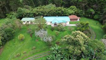 Venta de finca con tres casas y potencial de desarrollo #26-592 GS
