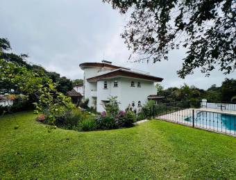 Venta de residencia con piscina, río privado y vistas a la montaña #26-622 GS