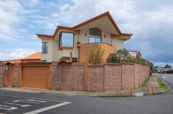 Se vende casa en Mata de Plátano Goicoechea 26-1184 